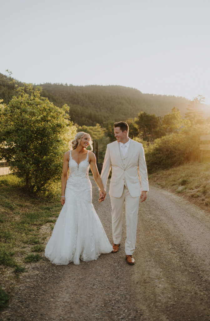 Creating a wedding timeline, sunset wedding photo